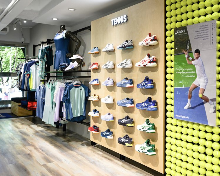 ASICS台北旗艦店二樓則是包含運動時尚與籃球、排球或網球等系列服飾與配件。圖／...