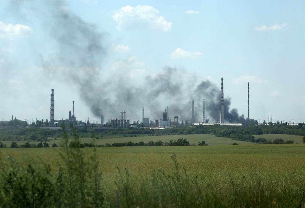 烏東頓巴斯地區城市利西昌斯克外的煉油廠可見到滾滾濃煙冒出，攝於21日。法新社