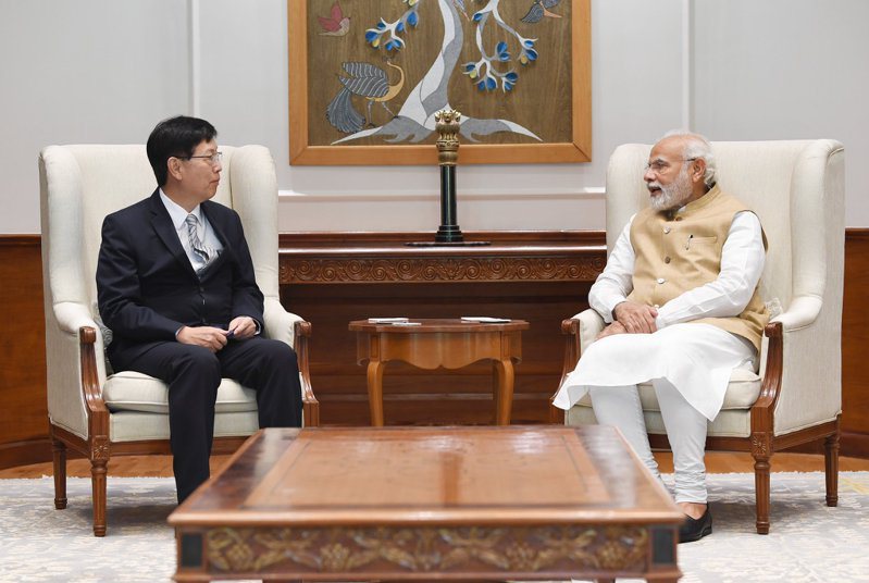 印度總理莫迪今日傍晚在Twitter上PO出自己與鴻海董事長劉揚偉會面的照片，雙方會面詳談印度製造計畫。圖／擷取自印度總理莫迪Twitter