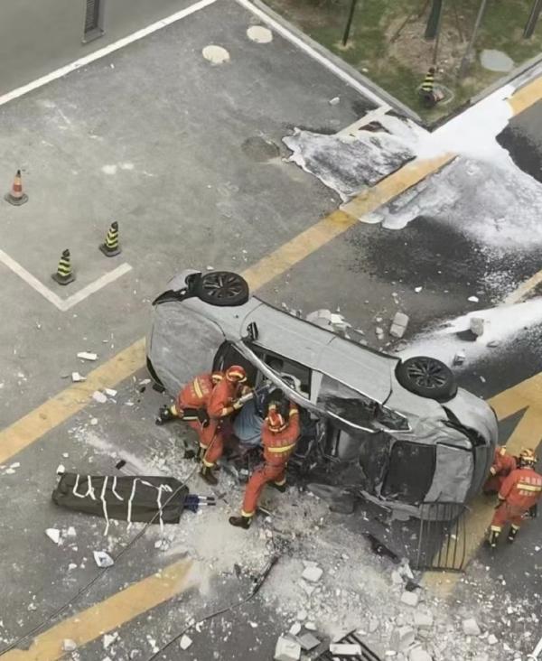 蔚來汽車測試車輛從大樓衝出墜毀。取自微博