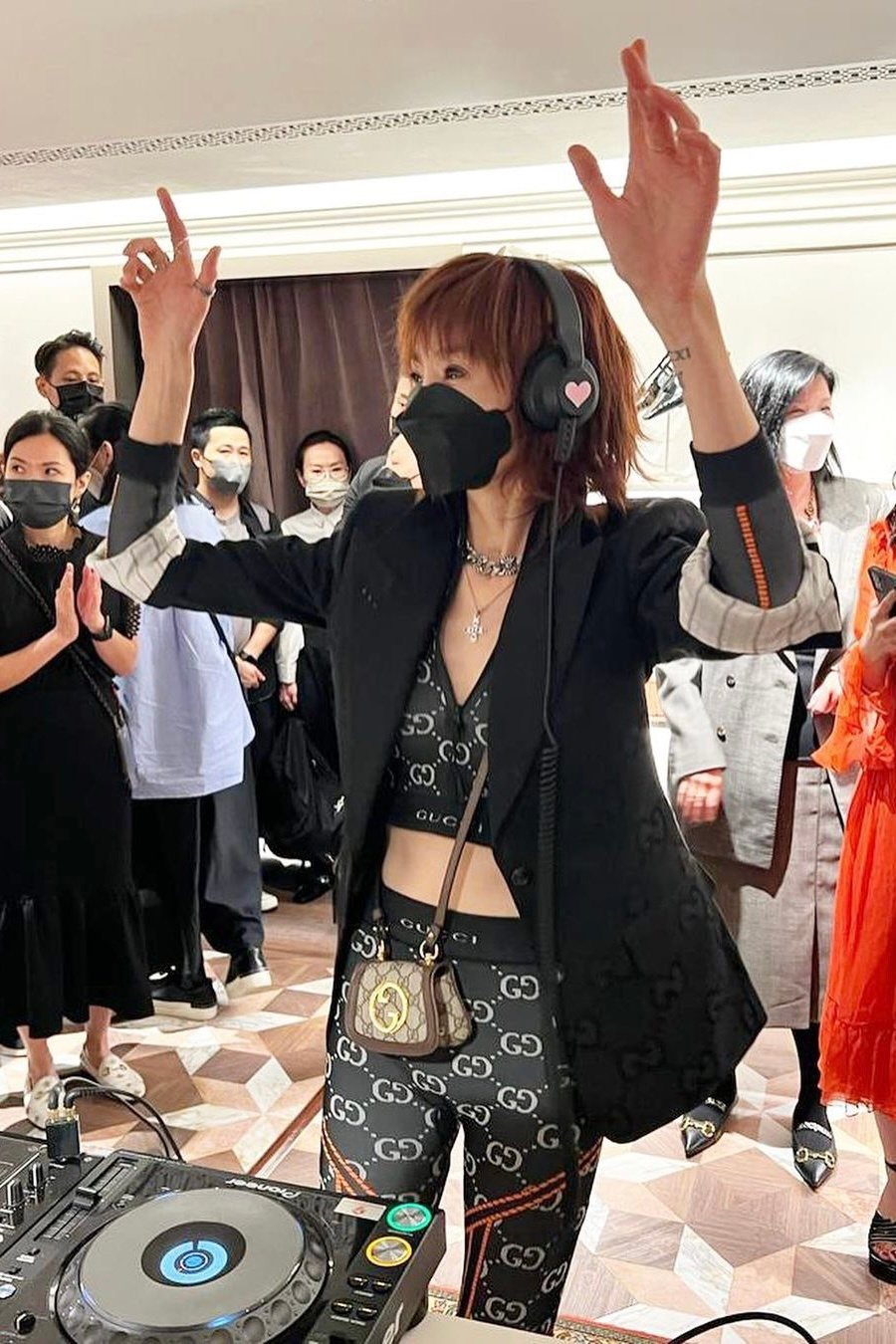 張曼玉在香港出席時尚活動客串當DJ。 圖／擷自微博