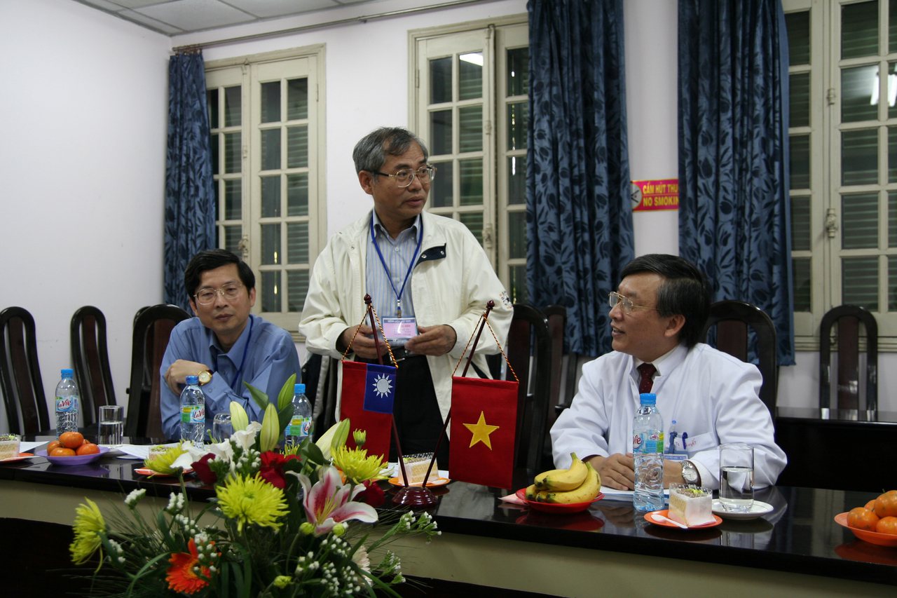 2007年李伯皇（圖中）率團赴越南河內，完成該國首例活體成人肝臟移植手術，左一為胡瑞恆醫師、右一越德醫院院長。圖／李伯皇提供