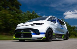 影／Goodwood速度嘉年華出現飆速大個子！　Ford Pro SuperVan Concept純電廂型車馬力直衝2,000匹磅礡亮相