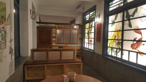 「貢鍋共鍋」將台式富貴風格融入老洋樓 ，以台灣早期主要出口的芭蕉葉、傳統富有人家...