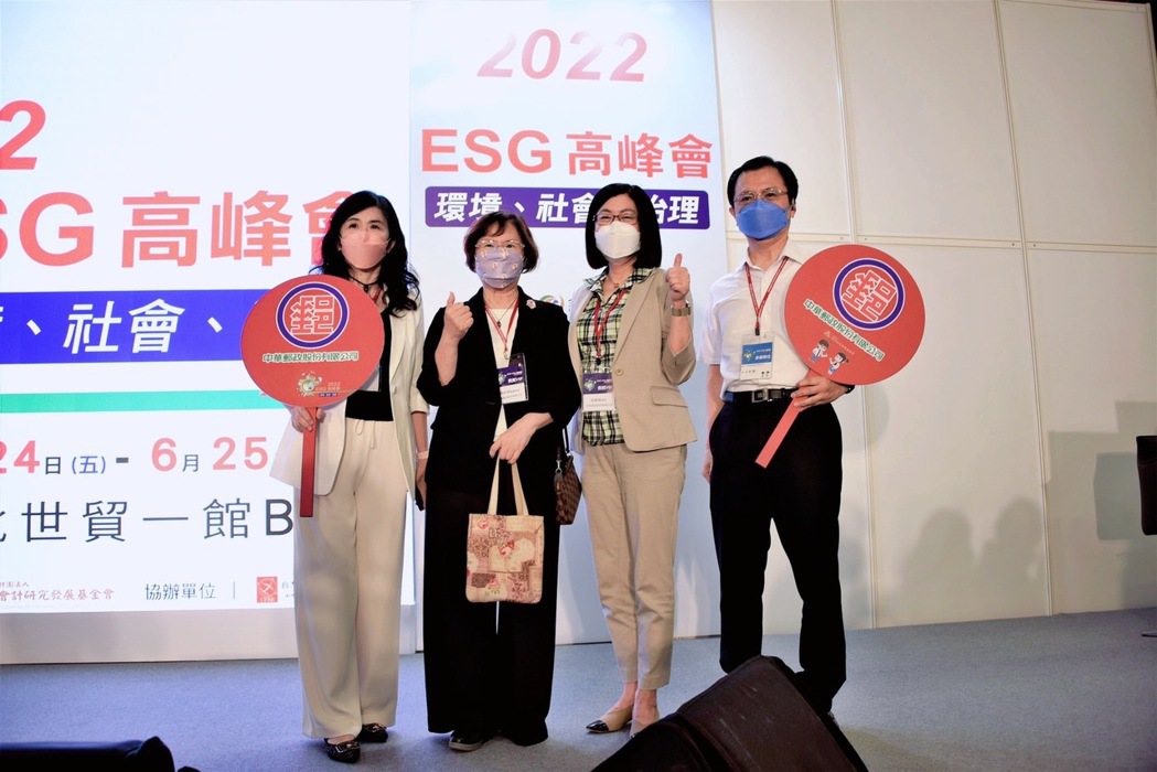 中華郵政公司副總經理簡良璘(左二)代表出席2022 ESG高峰會。 中華郵政／提...