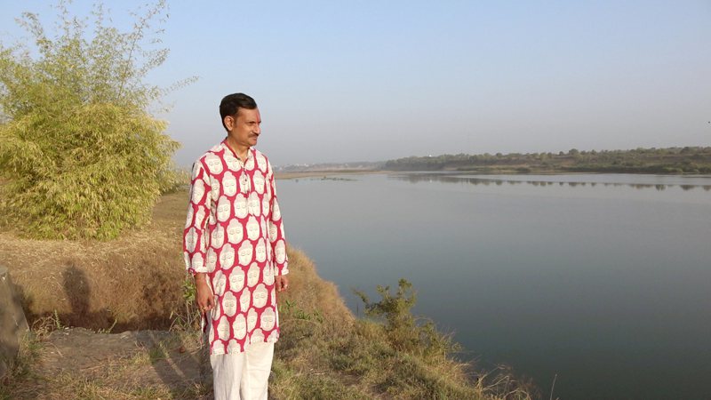 印度唯一有勇气出柜的王子戈希尔，在自家庄园河畔遥望远方，思考印度同志权益的前景。中央社(photo:UDN)