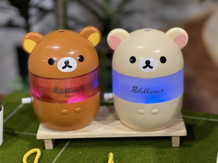 精油噴霧燈共有拉拉熊、小白熊2款，8積分+420元可換購。記者黃筱晴／攝影