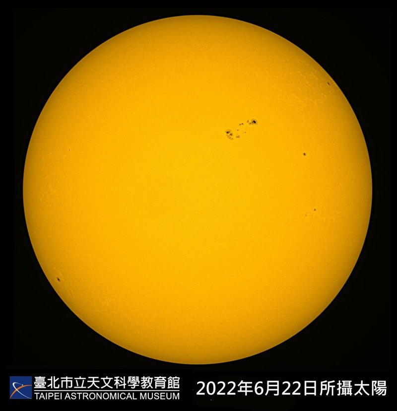 7月4日地球過遠日點，雖然當天的太陽離地球最遠，視直徑也最小，但北半球卻進入炎炎夏日，可見太陽直射的威力超過距離的遙遠，同時太陽黑子也超出預期地大量出現，相當有看頭。圖/台北天文館提供