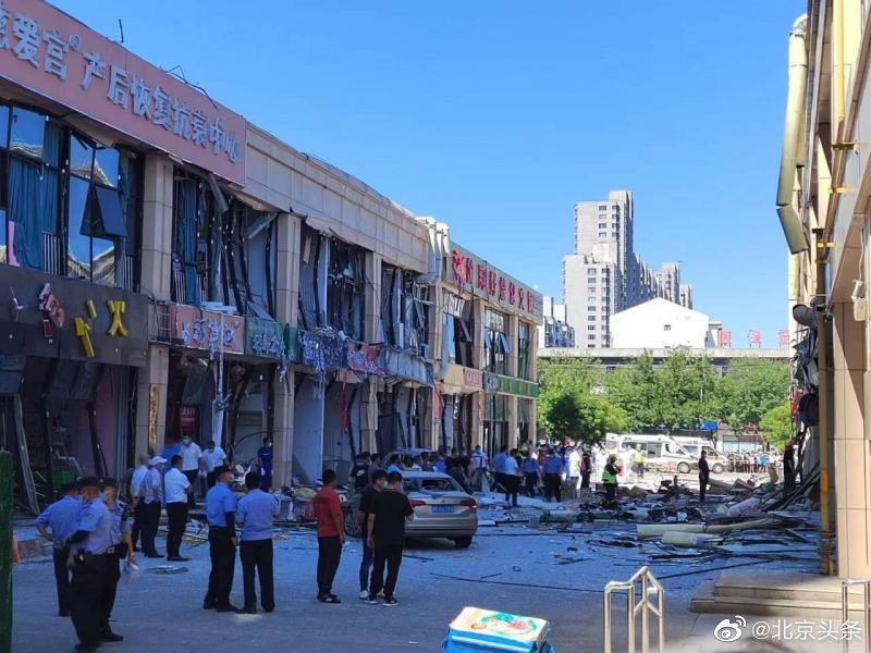 河北省燕郊鎮一商業街24日上午發生爆炸事故，北側十多家商鋪門面幾乎全毀。（取自北京青年報）