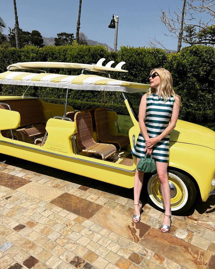 Emma Roberts以Louis Vuitton的緞面條紋洋裝搭配銀色鞋款，讓人好想直奔沙灘。圖 / 翻攝自 ig @ emmaroberts