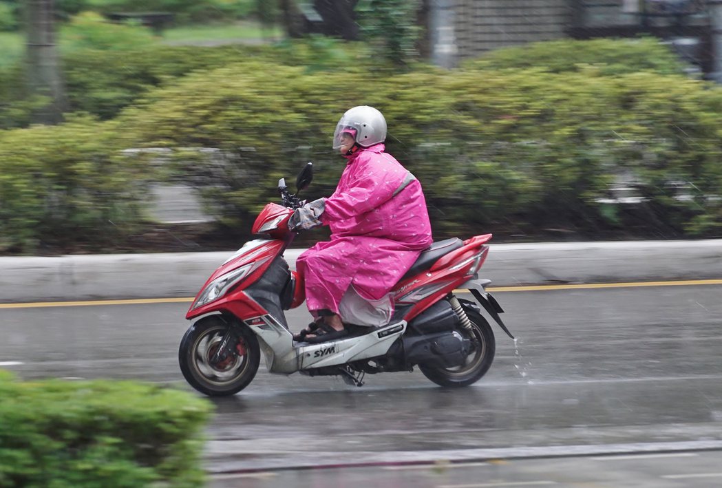 台北市區下午雷聲四起，氣象局也發布雷雨警報及大雨特報。記者盧逸峰／攝影