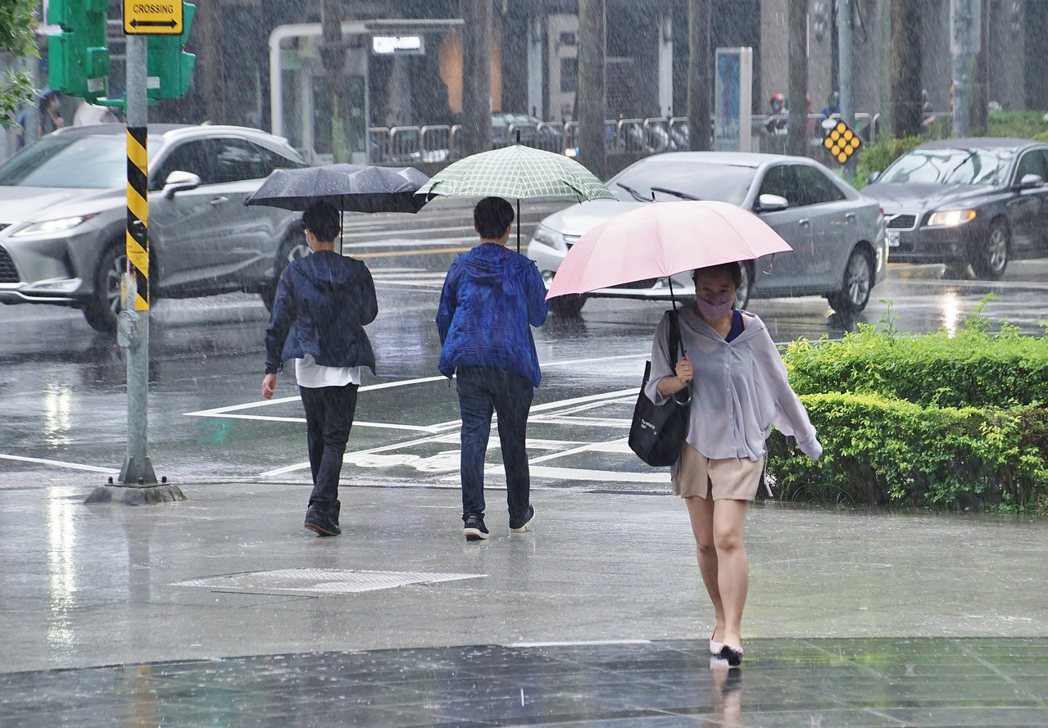 台北市區下午雷聲四起，下起午後雷陣雨。記者盧逸峰／攝影