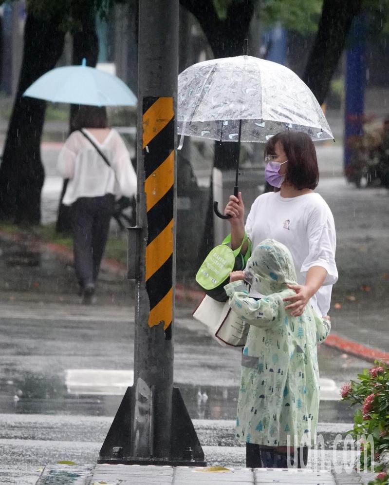 中央氣象局發布台北市、新北市大雷雨即時訊息，慎防劇烈降雨、雷擊、9級以上強陣風、冰雹，以及低能見度。記者曾吉松／攝影