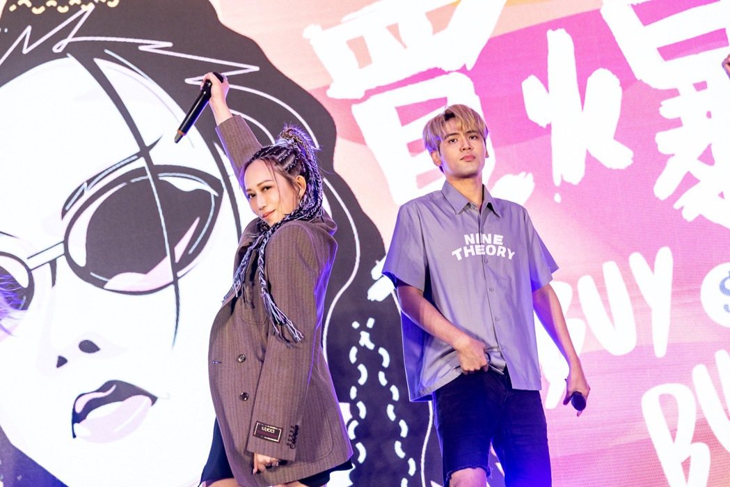 電商直播女王瑪菲司（左）今舉辦單曲「買爆它」，陳零九站台合舞力挺。圖／Halo 