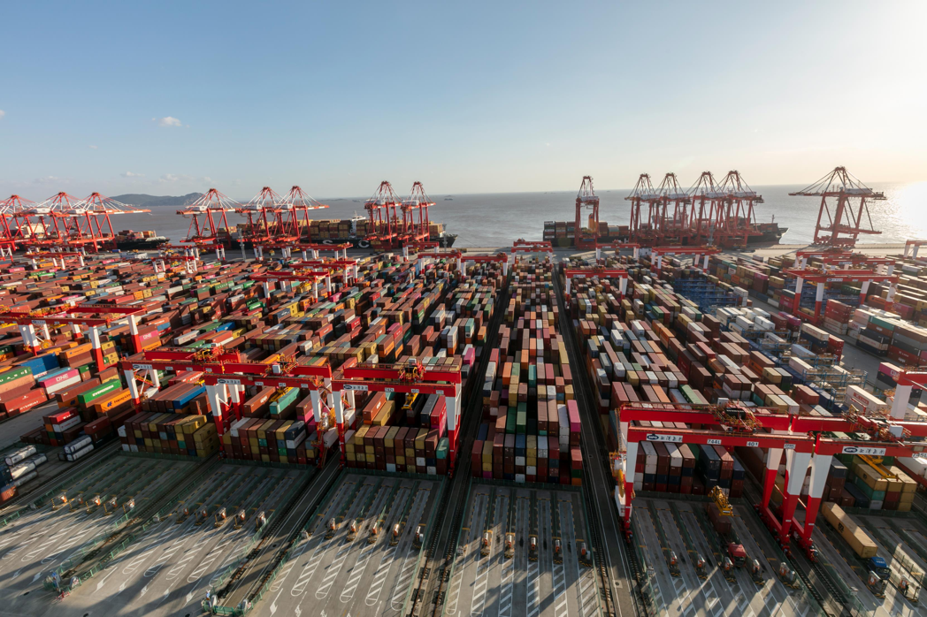 疫情衝擊下，上海5月進出口貿易額銳減14.1%。圖為上海洋山港貨櫃碼頭。（新華社...