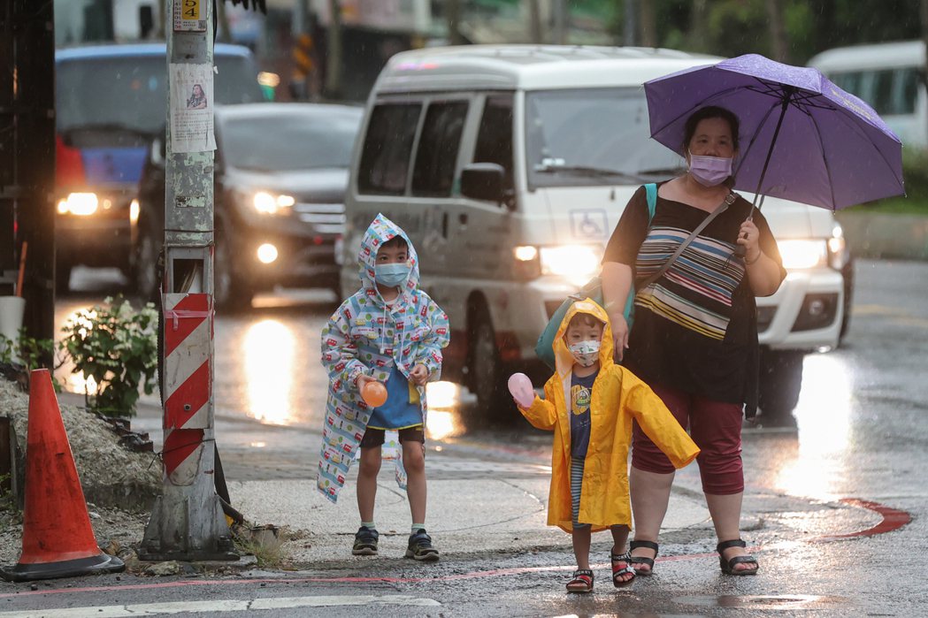 中央氣象局發布台北市、新北市大雷雨即時訊息，慎防劇烈降雨、雷擊、9級以上強陣風、...