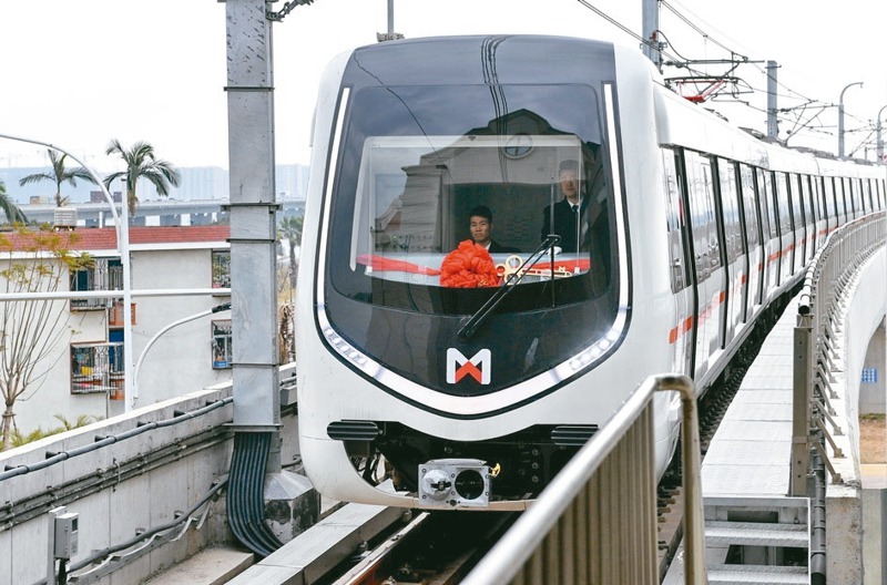 廈門積極建造地鐵，圖為2018年通車的地鐵1號線列車駛入集美學村站。新華社