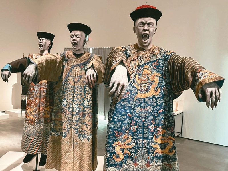 台南市美術館「亞洲的地獄與幽魂」特展開展，其中「湘西趕屍」，如同電影中殭屍躍入眼簾，令人不寒而慄。記者邵心杰／攝影