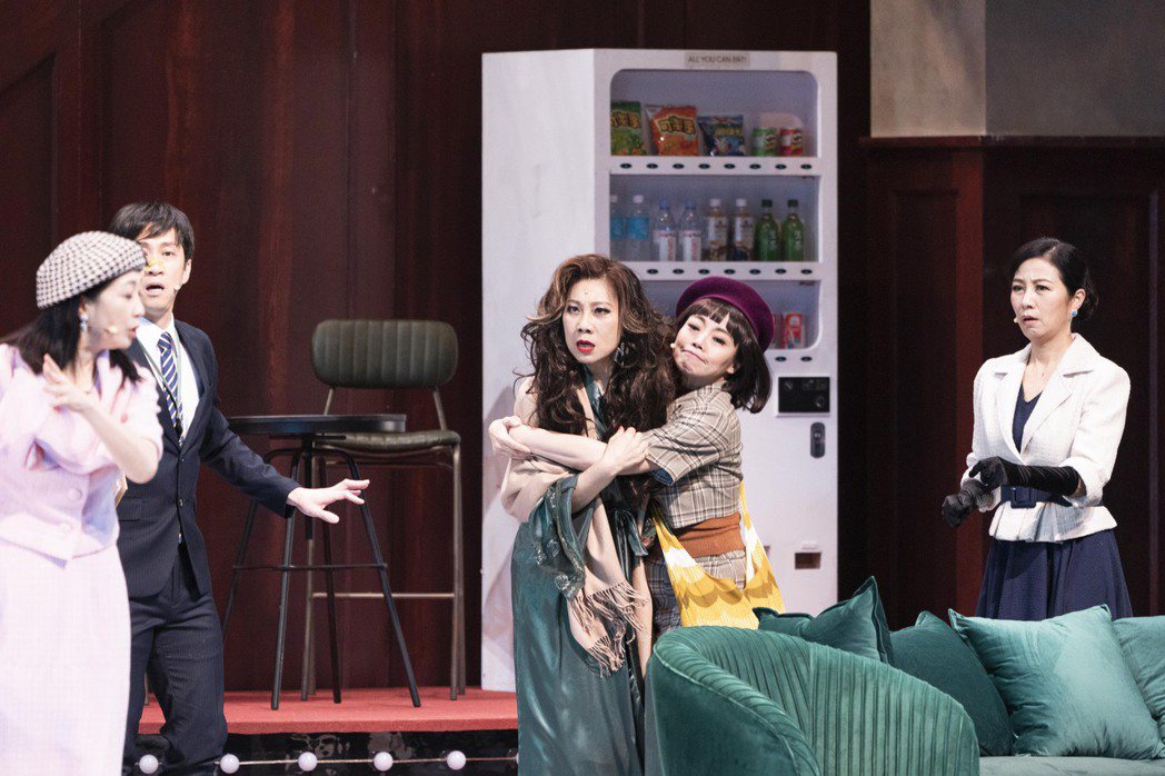 方文琳（右起）、范瑞君、郎祖筠演出舞台剧“明星养老院”。图／金星文创提供