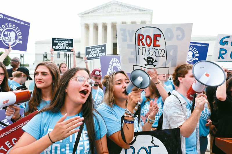 反墮胎人士廿四日聚在最高法院外慶祝最新判決出爐。（路透）