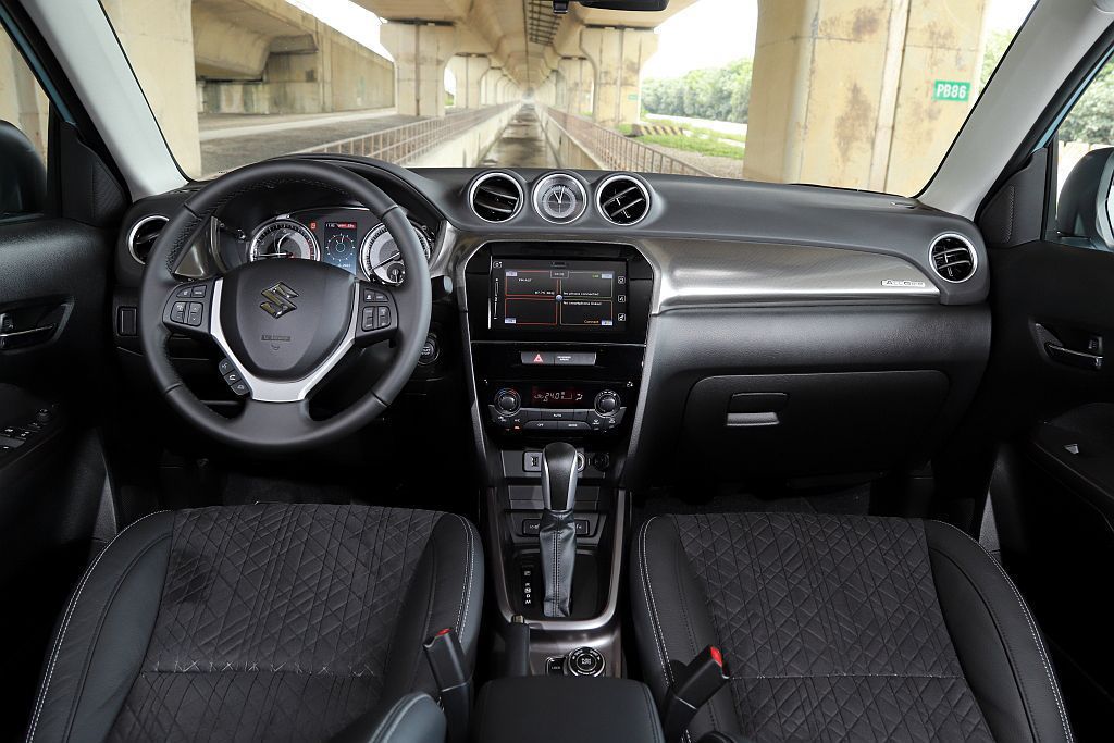 Suzuki Vitara S AllGrip Hybrid內裝於副駕駛座前方鈦...