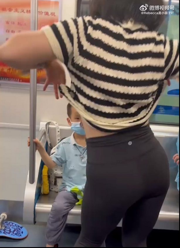 日前一女子在成都地鐵車廂內當著一男童的面大秀熱舞的影片瘋傳。圖擷自微博