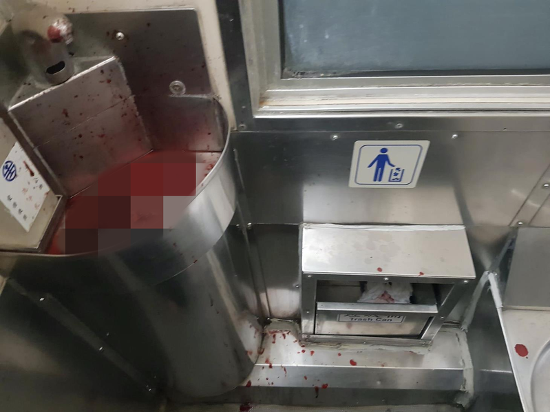 有網友在爆料公社分享，指22日晚間和朋友搭乘台鐵262車次，準備從板橋到礁溪，不料廁所門一打開，竟看見「血紅」一片，讓他當場驚呆了。圖／擷取自爆料公社