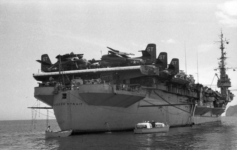 1955年6月25日，美第七艦隊軍艦抵達基隆，這次抵台軍艦計有一艘護航航空母艦，艦上有多架反潛機及直升機。圖／聯合報系資料照片