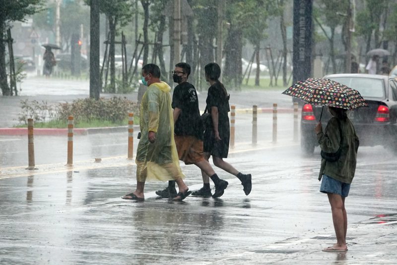 中央氣象局發布雲林縣、彰化縣大雷雨即時訊息。記者曾吉松／攝影