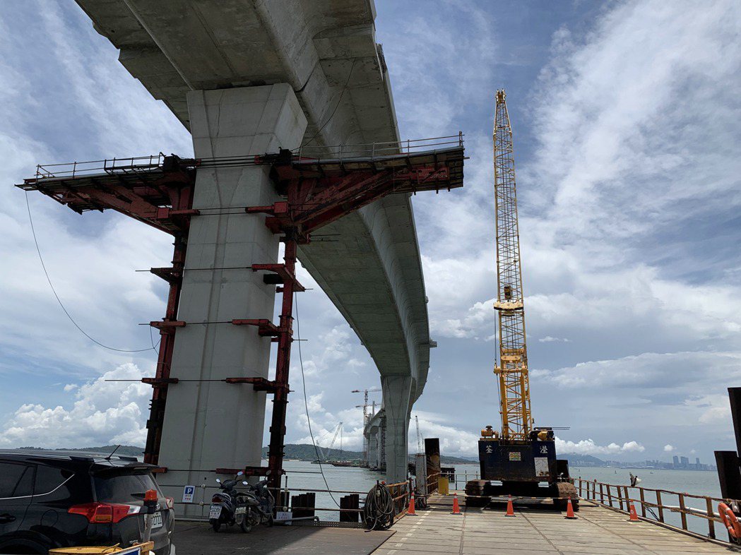 施工長達12年的金門大橋，終於可望於今年10月中旬完工通車，全長5公尺餘，行車時...