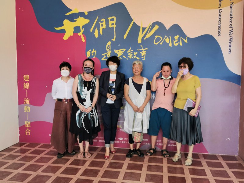 台東縣長饒慶鈴（左三）今天到台東美術館參加 2022世界女藝匯流藝術季。記者卜敏正／攝影