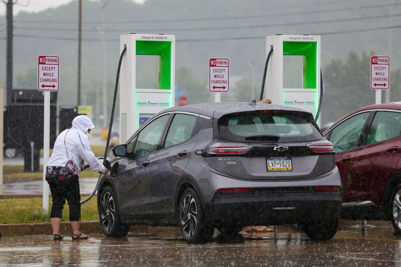 充電站沒有屋簷，雨中為車充電淋得一身濕有點可怕。示意圖。路透／Sipa USA