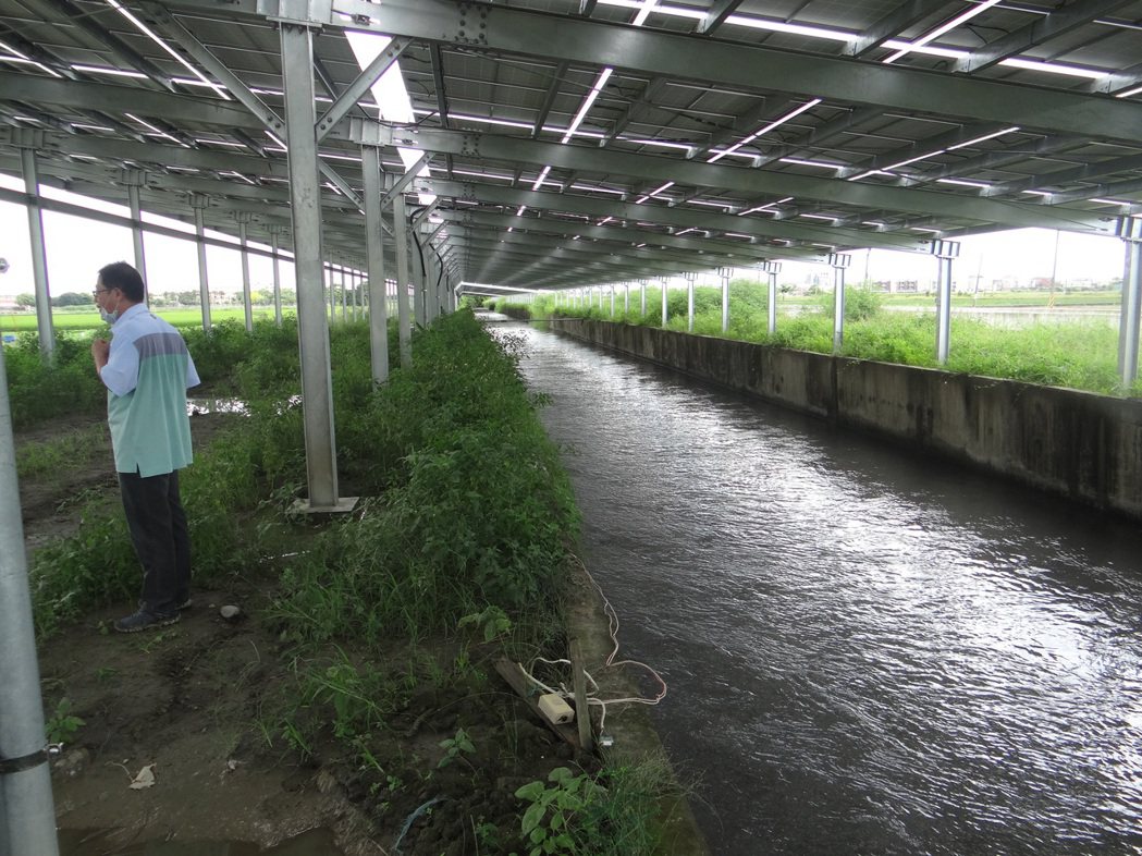 農水署在嘉南大圳雲林土庫段搭建多功能光電系統，既可維護水質，又可提供社區休閒空間...