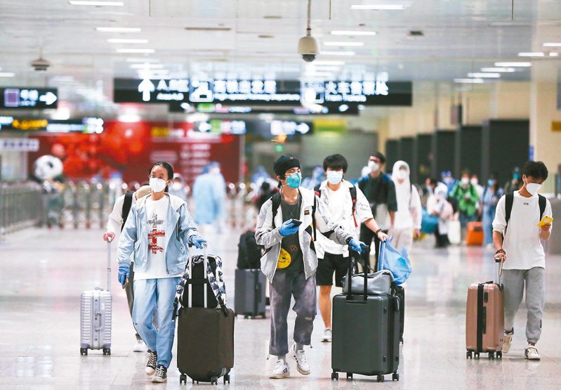 儘管大陸官方通報了違反「九不准」典型，陸媒仍發現有許多城市仍在層層加碼對上海人員限制，圖為乘客乘坐地鐵抵達上海虹橋火車站。（新華社）