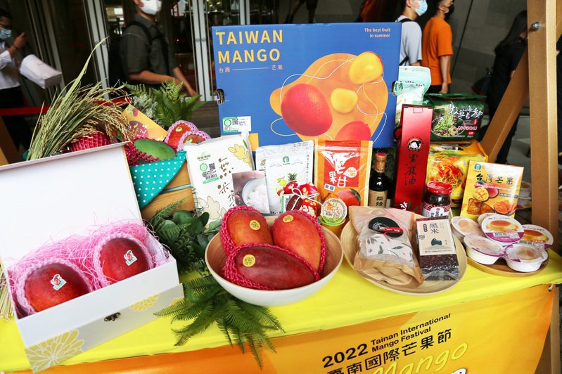 台南芒果遠近馳名，吸引大批消費者前往板橋大遠百「2022第10屆台南國際芒果節」活動搶購。圖／遠東百貨提供