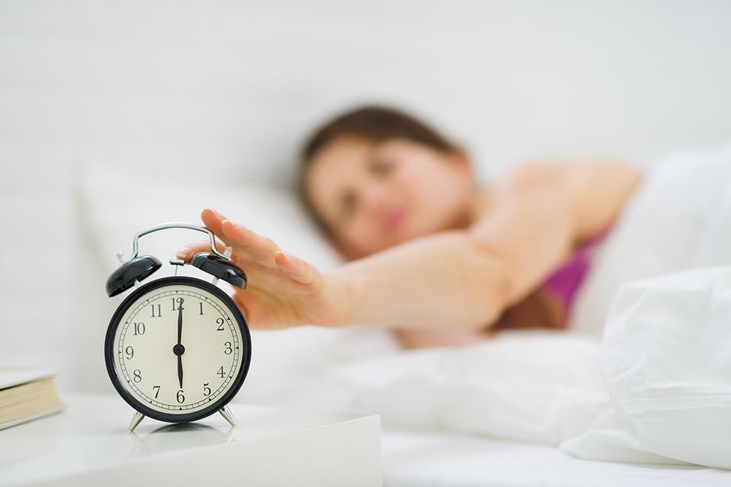 日本最新研究顯示，休假日比平常晚2小時以上才睡覺，也比平常晚2小時以上才醒來，會...
