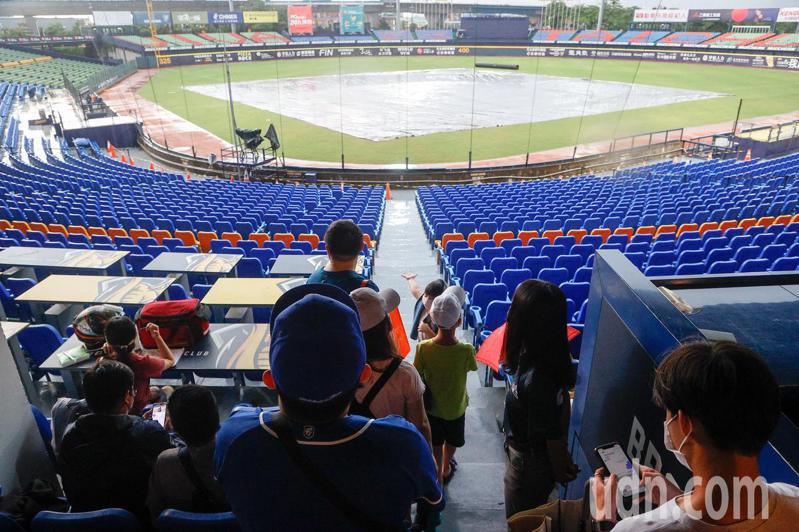 受到午後暴雨的影響，台中洲際棒球場開打的金控大戰目前延後開打，場上投手丘蓋大帆布保護紅土。記者黃仲裕／攝影