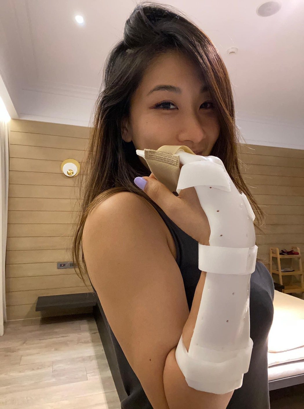 劉明湘因整理遭玻璃割傷傷及神經，目前正積極復健。圖／摘自臉書