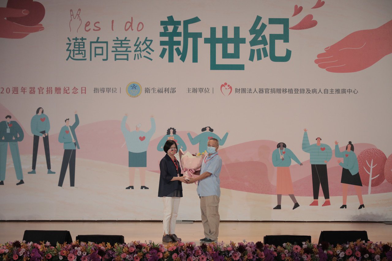 陳靜陵(左)代表器官受贈者獻花給器捐者家屬代表楊松齡（右），感謝器捐者及家屬的大愛。圖／器捐中心提供