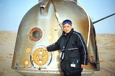 袁家軍原本是中國大陸的太空領航者，如今將接掌浙江。圖為他2003年與降落的神舟5號返回艙合影。圖／中國航天集團提供