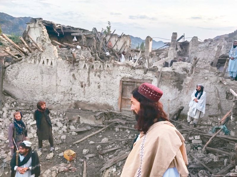 規模5.9強震造成阿富汗1,500民眾死亡、數千人受傷，陸方宣布捐贈2.2億元緊急援助。（美聯社）
