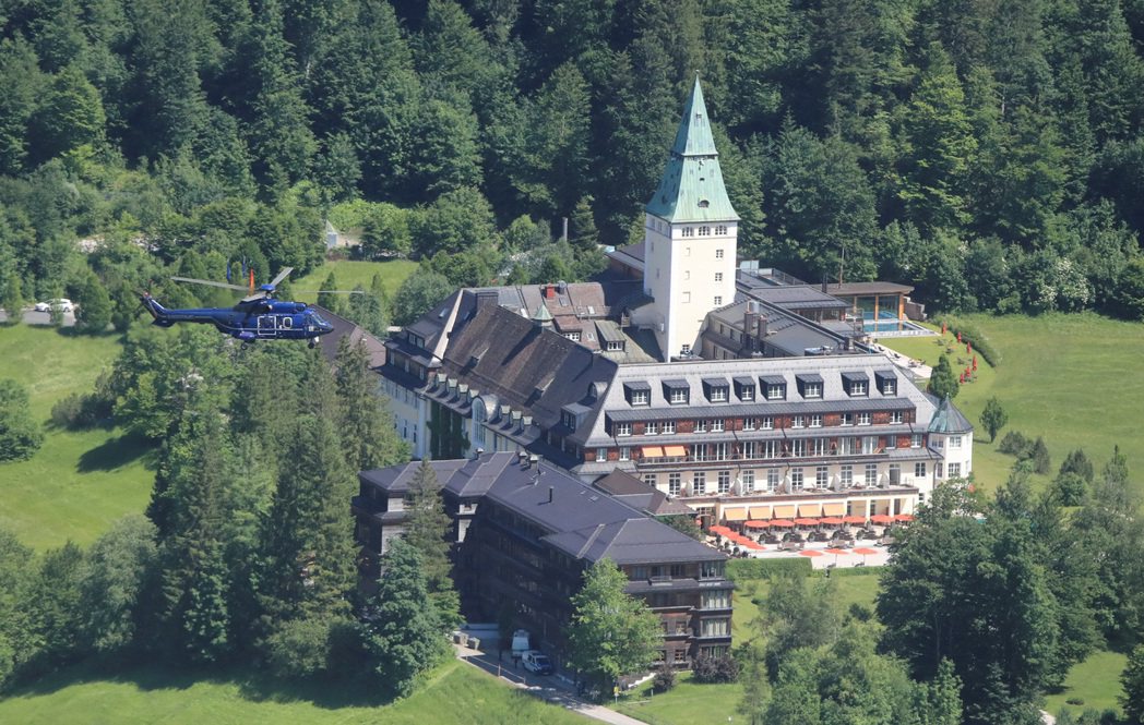 德國聯邦警察一架直升機，23日飛越G7峰會預定地、德國南部巴伐利亞的艾茂山莊，為...