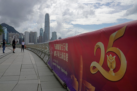 7月1日為香港主權移交大陸25周年，最近香港各地隨處可見慶祝的橫幅。（美聯社）