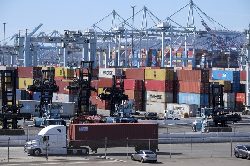 造成美国供应链打结的港口瓶颈点，正从码头延伸到全美各地的铁路货运网。(美联社)(photo:UDN)