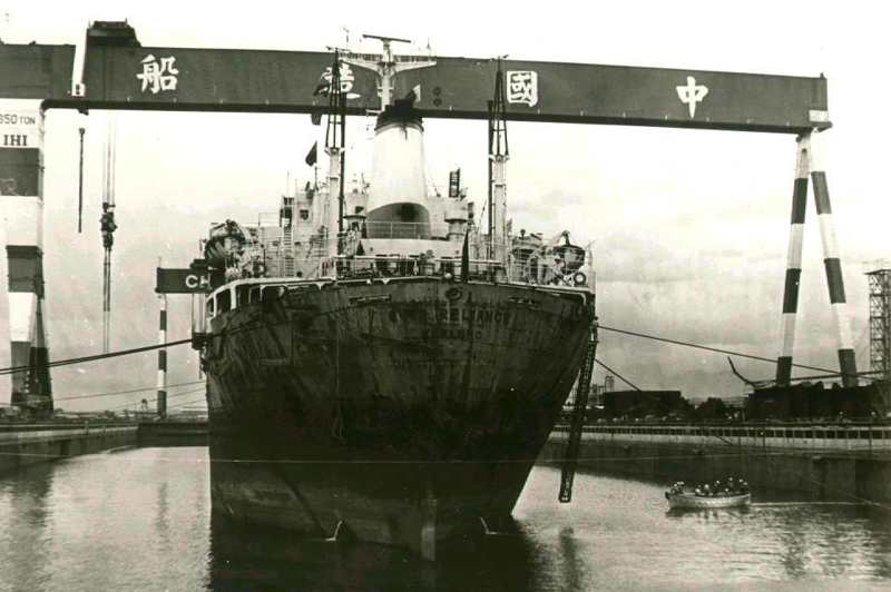 1976年6月26日，高雄造船廠大造船塢前段正式啟用，接納永祥號貨輪進塢修理。圖／聯合報系資料照片