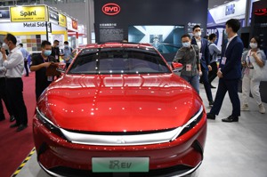 比亞迪4月3日宣布，全面停產純燃油車，專注純電動與混合動力汽車的生產。圖為廣交會上展出的比亞迪EV新能源汽車。新華社