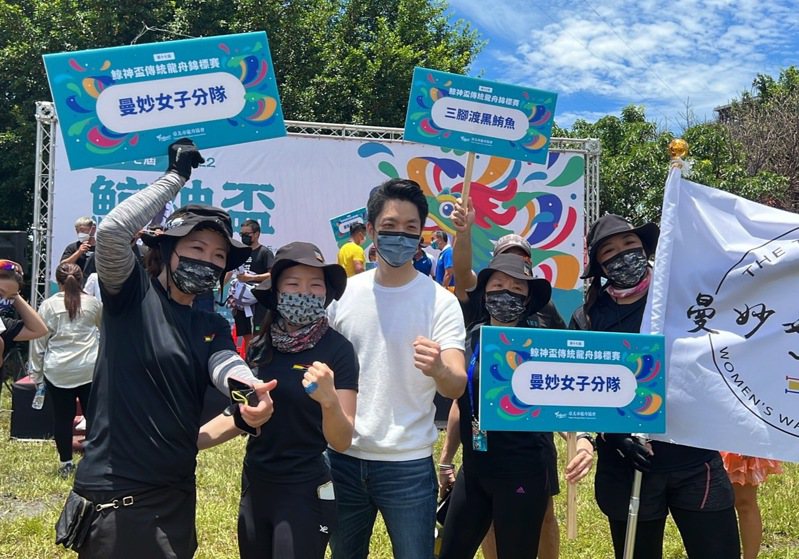 國民黨台北市長參選人蔣萬安出席「第17屆鯨神盃」傳統龍舟錦標賽會。圖／蔣萬安辦公室提供