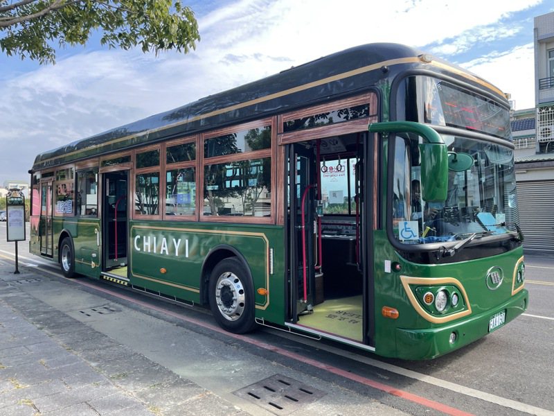 嘉義市府交通處表示3條電動公車運量3年成長4倍，持電子票證免費優惠，周五起再延長到年底。本報資料照片