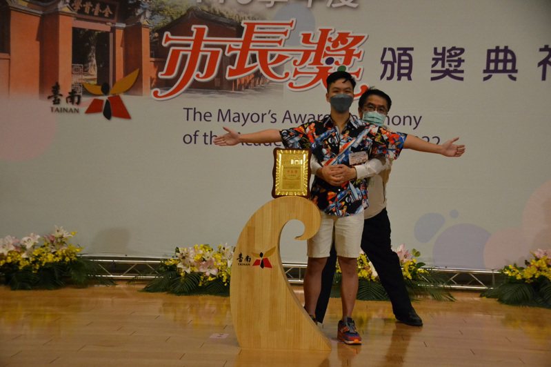 台南市教育局今天舉辦市長獎頒獎典禮，學生要求市長黃偉哲配合做出鐵達尼號經典動作。記者鄭惠仁／攝影
