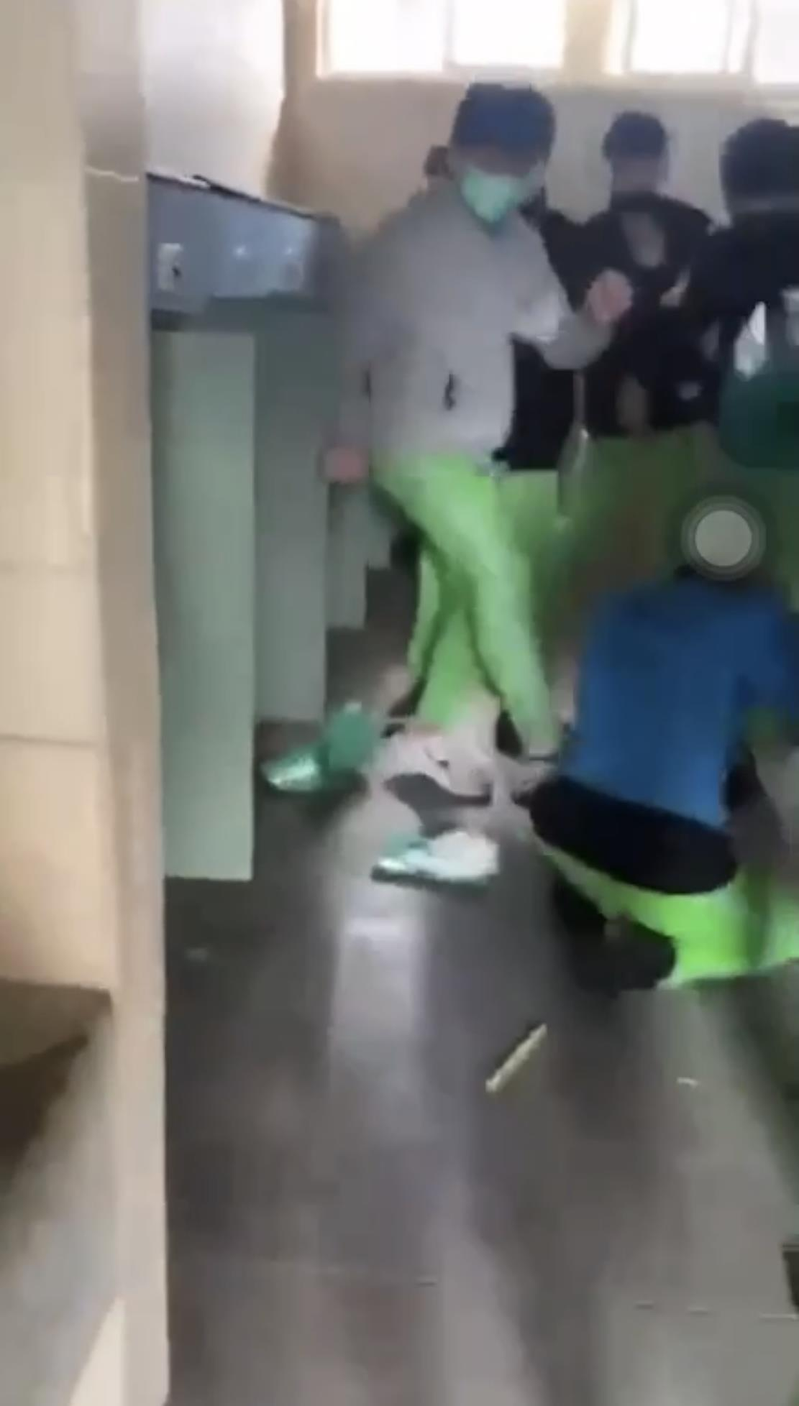 新北某國中日前流出霸凌影片，一名男學生遭5、6名同學在廁所拳打腳踢。記者劉懿萱／翻攝